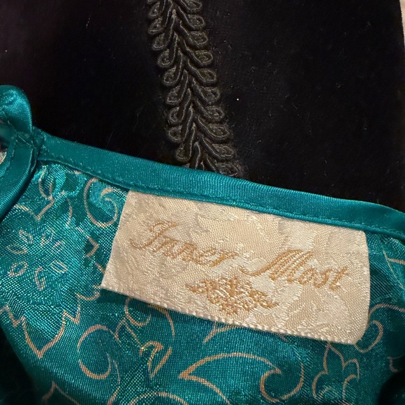 Inner Most Chemise with Robe - Picture 9 of 9